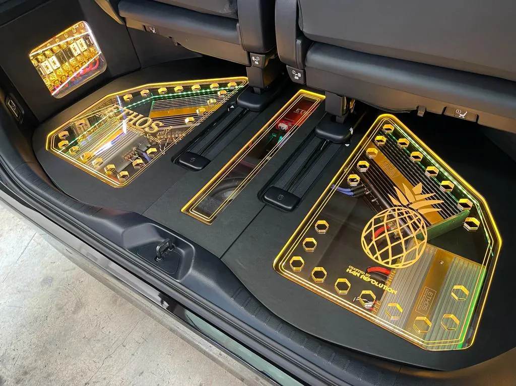 Multimedia 2.1 winning under-floor amplifier installation