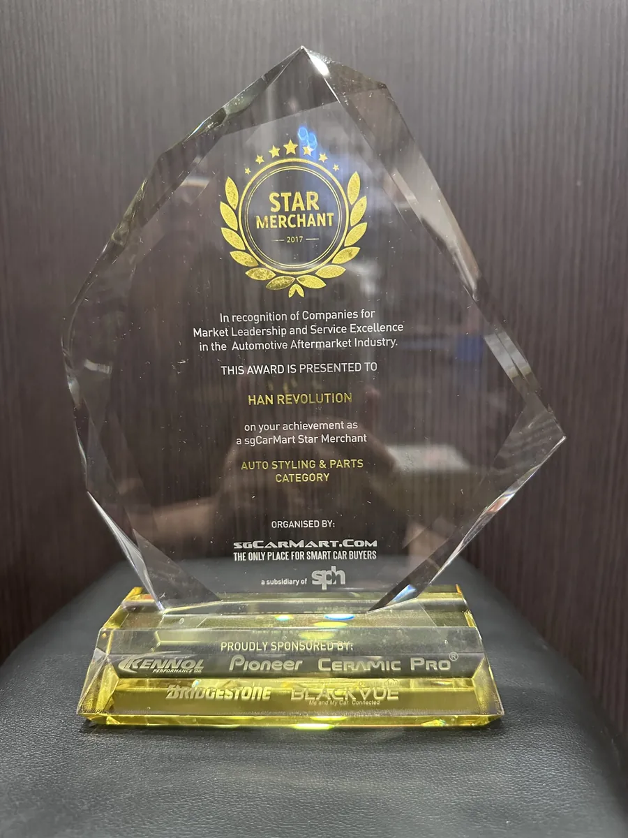 sgCarMart Star Merchant crystal trophy awarded to Han Revolution